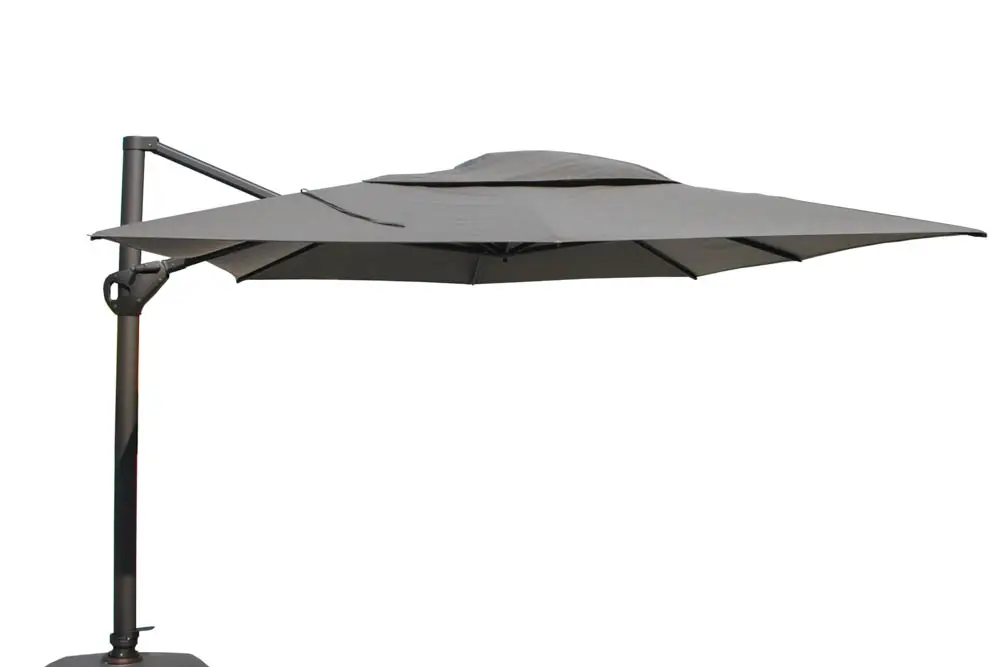 Ein großer, grauer, freitragender Terrassenschirm von 4SO mit belüftetem Schirmdach und gekröpftem Mast, ideal für Gartenmöbel-Liebhaber in Rostock, abgebildet auf einem schlichten weißen Hintergrund.