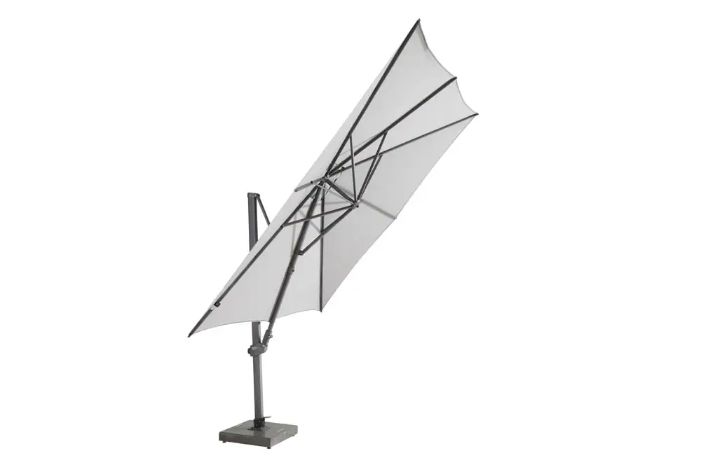 Ein großer, weißer 4SO-Terrassenschirm mit einem dunklen, stabilen Fuß und einem nach einer Seite abgewinkelten Mast. Das moderne Design verfügt über mehrere Stützrippen - perfekt für jedes Geschäft oder jeden Außenbereich in Mecklenburg-Vorpommern.