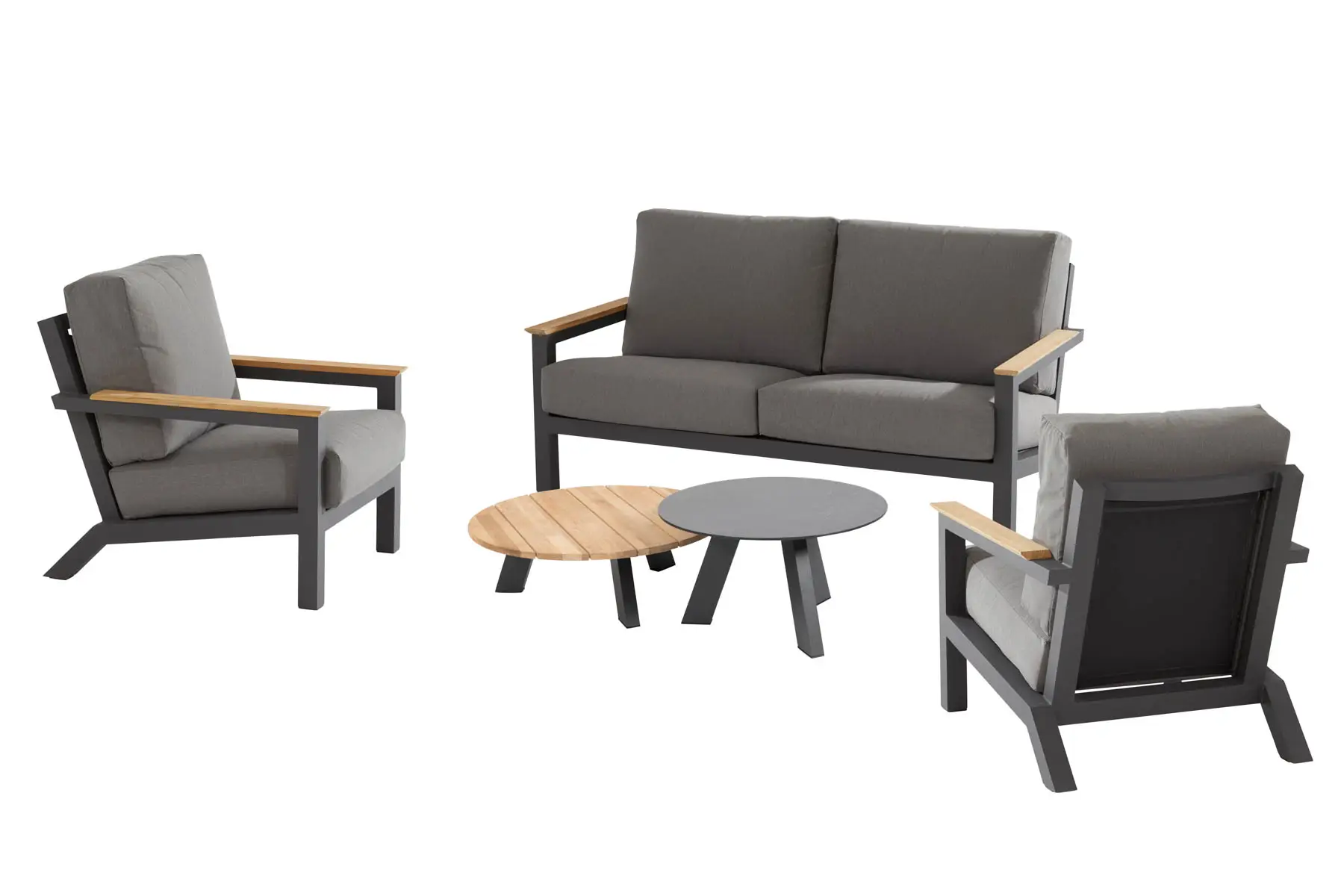 Ein modernes Gartenmöbel-Set mit einem grauen Sessel, zwei passenden Sesseln mit Holzarmlehnen und zwei runden Couchtischen - einer in Holzoptik und einer in massivem Grau - ist eine stilvolle Wahl für Wohnungen oder Geschäfte in Mecklenburg-Vorpommern.