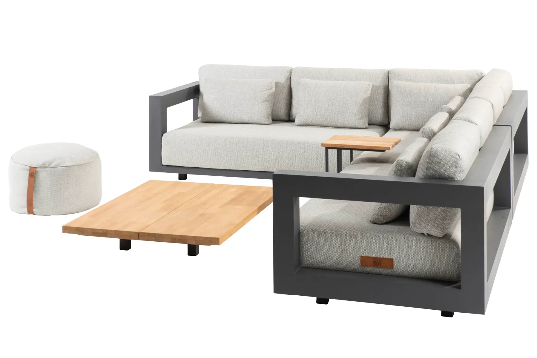 Modernes Outdoor-Sectional-Sofa mit hellgrauen Kissen, passender Ottomane, hölzernem Couchtisch und kleinem Beistelltisch - perfekt zum Entspannen oder um den Stil eines Rostocker Geschäfts in den eigenen Raum zu holen - alles auf weißem Hintergrund.