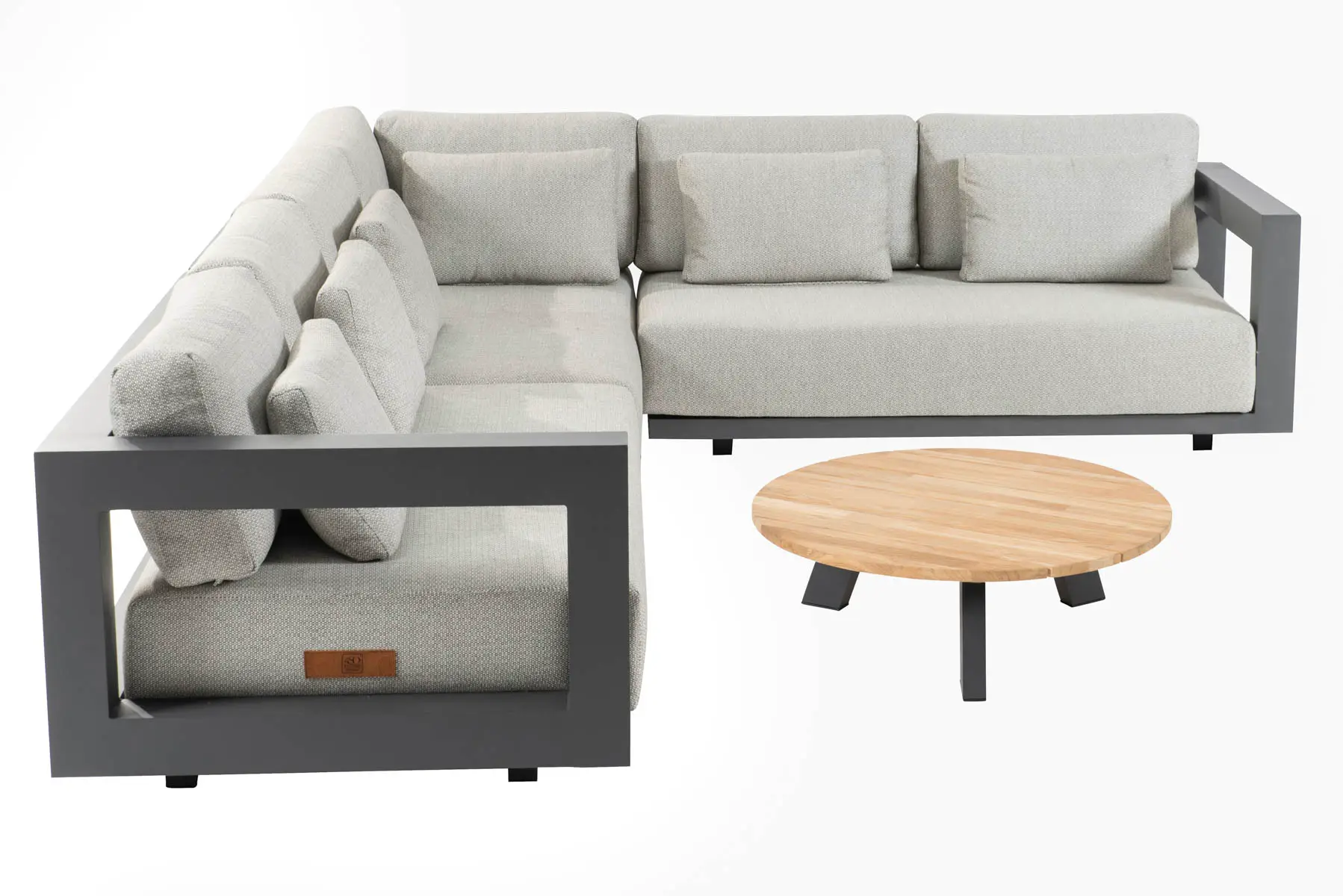 Graues L-förmiges Sektionssofa von 4SO mit breiten Armlehnen und hellen Kissen, gepaart mit einem runden Couchtisch aus Holz mit drei kurzen Beinen, vor einem schlichten weißen Hintergrund - perfekt, um jedem Geschäft Stil zu verleihen oder moderne Gartenmöbel zu ergänzen.