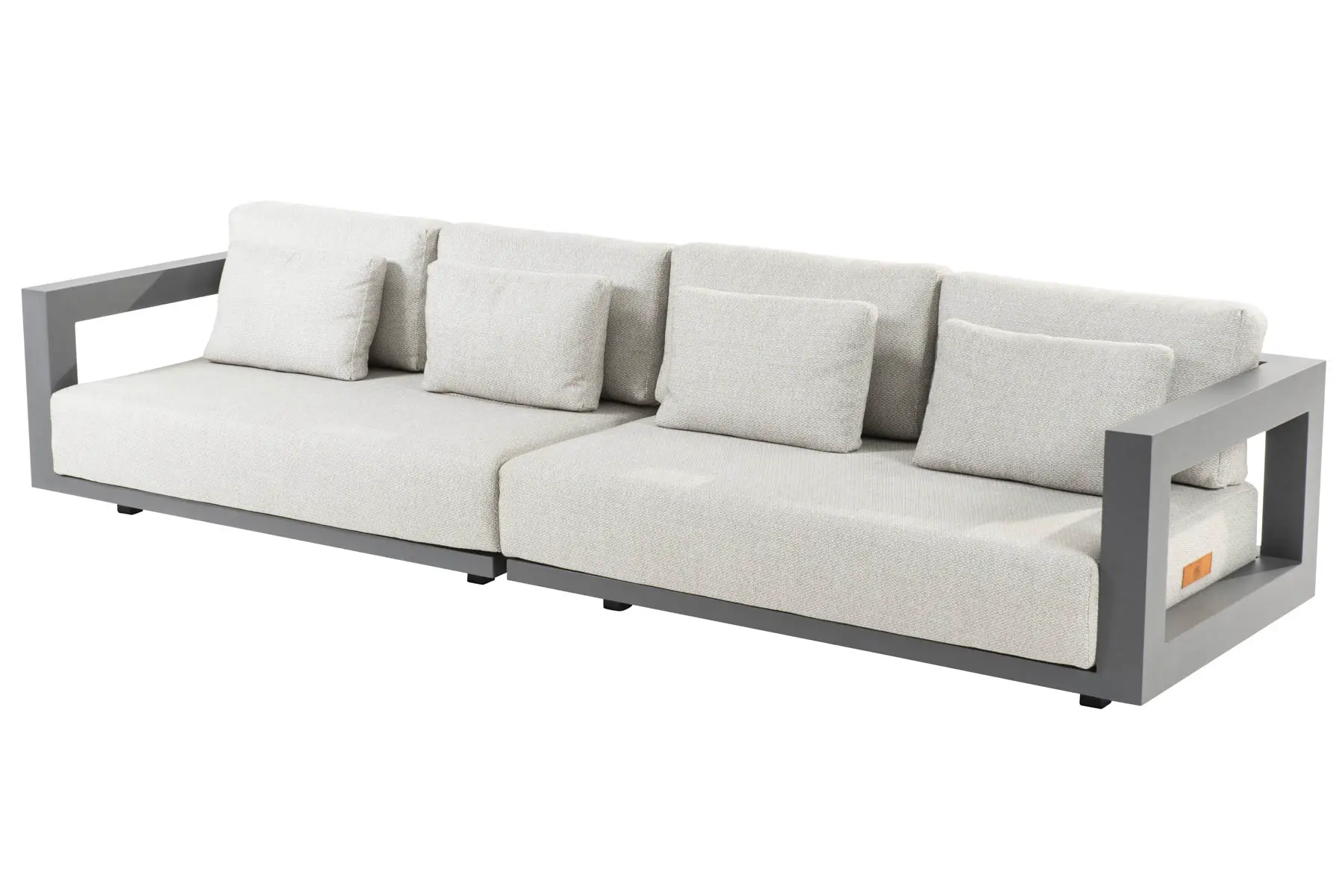 Ein modernes Outdoor-Sofa von 4SO, perfekt für Ihr Gartenmöbel-Geschäft, mit einem grauen Metallrahmen, hellbeigen Kissen und fünf passenden quadratischen Rückenkissen mit klaren rechteckigen Linien und offenen Armlehnen.