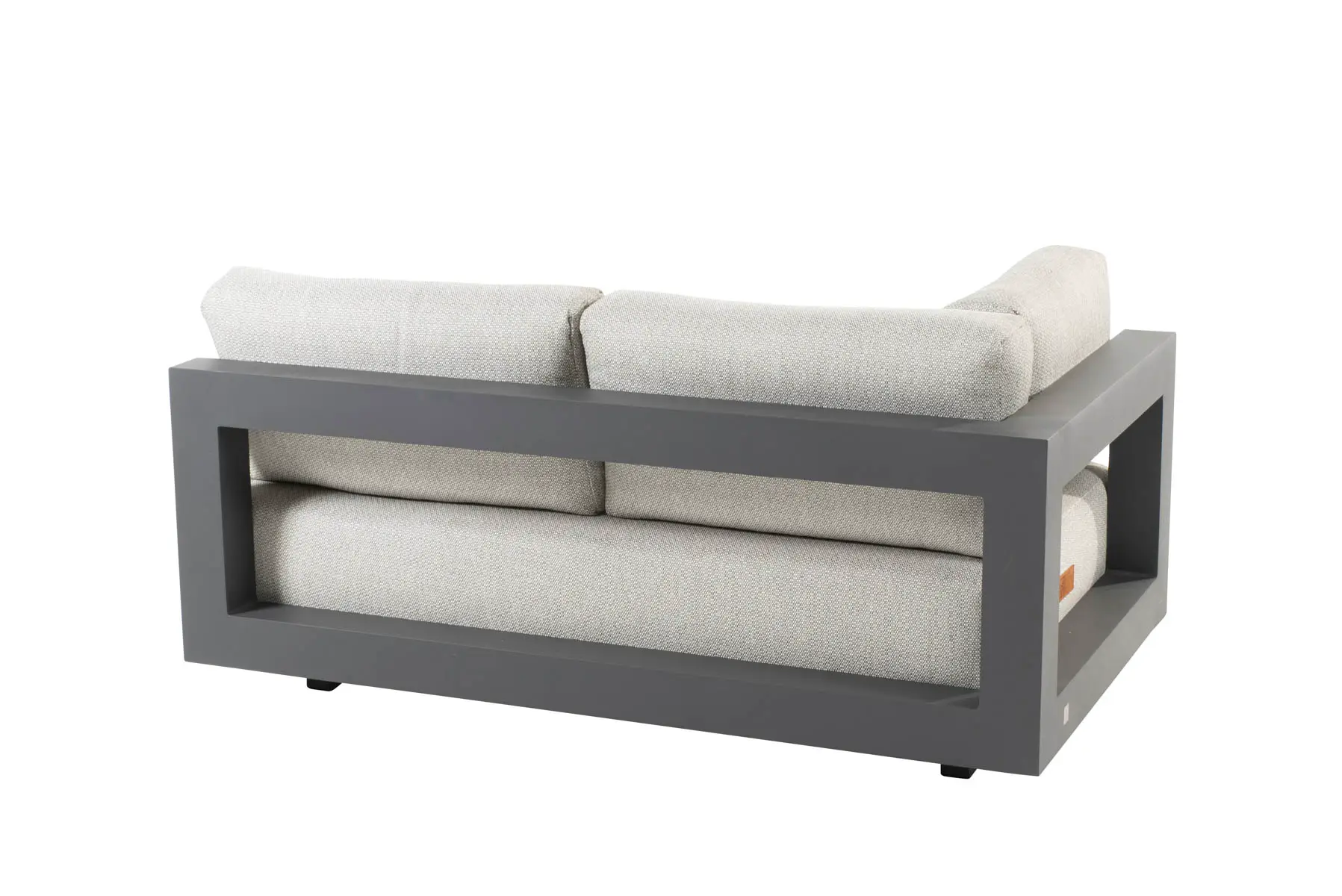 Ein modernes, hellgraues Polstersofa von 4SO mit einem stabilen, dunkelgrauen, rechteckigen Gestell, das von hinten und leicht zur Seite gezeigt wird und perfekt zur Ergänzung Ihrer Gartenmöbel-Kollektion passt. Fotografiert vor einem schlichten weißen Hintergrund.