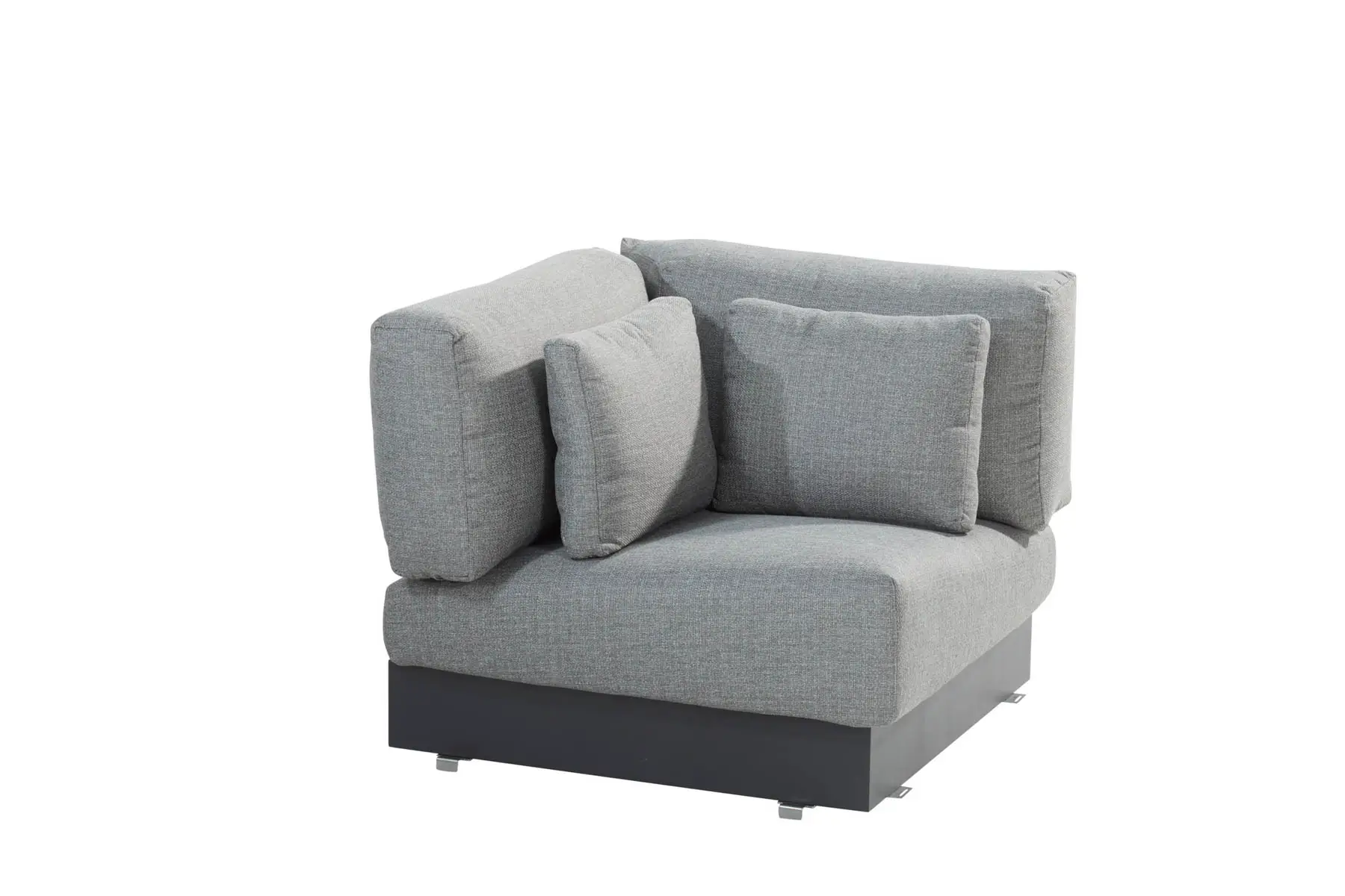Ein modernes graues Ecksofa von 4SO mit dicken Polstern und zwei quadratischen Kissen auf einem niedrigen, dunklen Sockel - perfekt für jedes Gartenmöbelgeschäft. Abgebildet auf einem weißen Hintergrund.