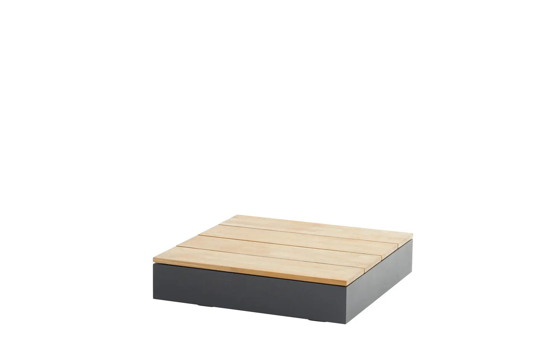Ein moderner, quadratischer Outdoor-Couchtisch von 4SO mit einer hellen Holzlattenplatte und einem massiven, dunkelgrauen Sockel - ideale Gartenmöbel für Ihr Zuhause oder Ihr Geschäft, vor einem schlichten weißen Hintergrund.