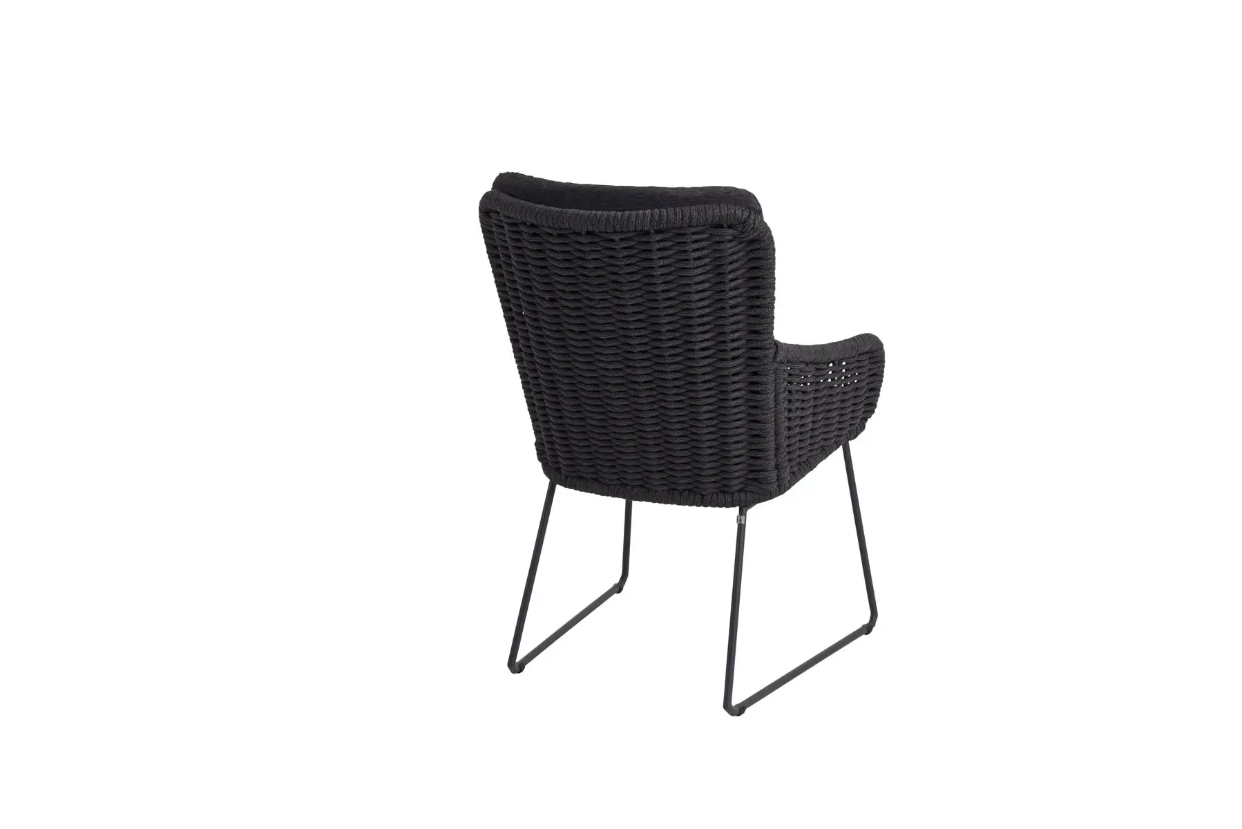 Ein schwarzer, geflochtener 4SO-Sessel mit dünnen Metallbeinen, schräg von der Rückenlehne aus gesehen, hebt sich von einem schlichten weißen Hintergrund ab - ein moderner, von Rostock in Mecklenburg-Vorpommern inspirierter Stil.