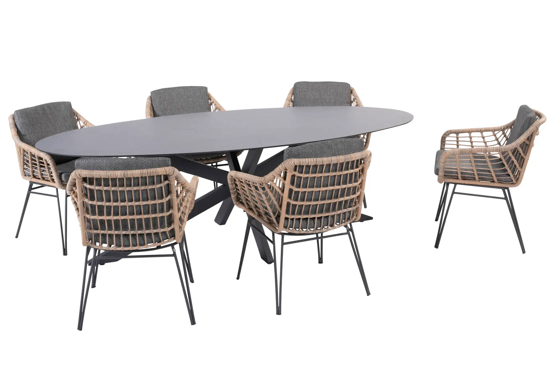 Eine moderne Gartenmöbel-Essgarnitur mit einem ovalen schwarzen Tisch und sechs Korbstühlen mit grauen Kissen, die elegant auf einem weißen Hintergrund angeordnet sind.