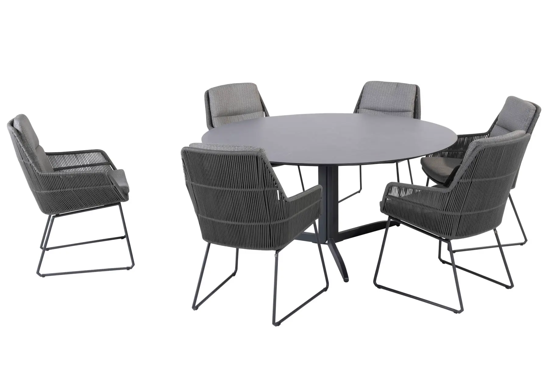 Das Rostock Gartenmöbel Set besteht aus einem modernen runden grauen Tisch mit sechs passenden grauen Stühlen mit Metallbeinen und geflochtenen Rückenlehnen, die auf einem weißen Hintergrund stilvoll für Ihr Zuhause oder Geschäft arrangiert sind.