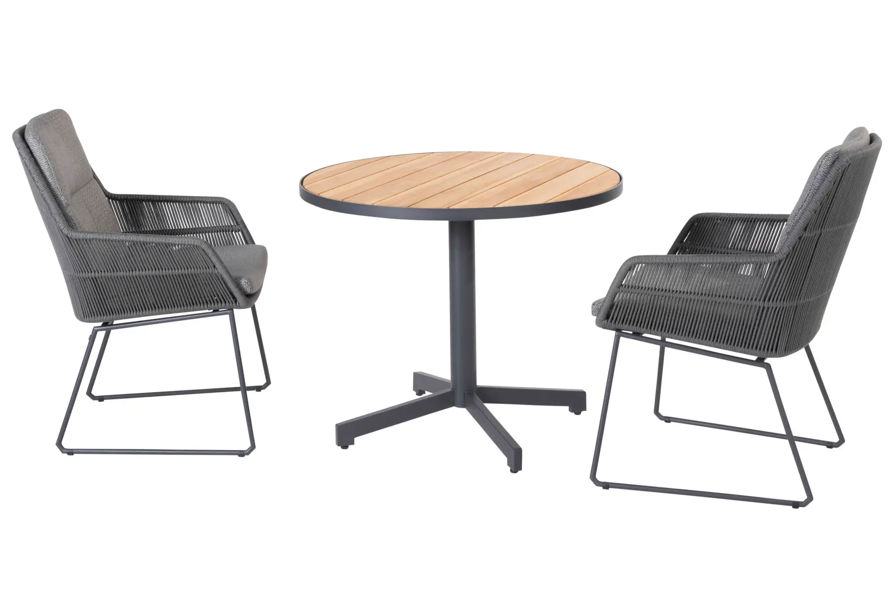 Ein runder Holztisch von 4SO mit schwarzem Metallgestell wird von zwei grauen, gepolsterten Terrassenstühlen mit Metallgestell und geflochtenen Seiten flankiert - perfekt für Ihr Geschäft oder Ihren Außenbereich in Rostock.