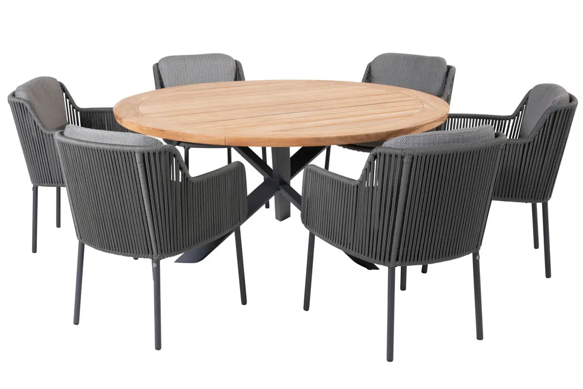 Ein runder Holztisch mit schwarzem Metallfuß, hergestellt von 4SO, wird von sechs grauen gepolsterten Stühlen mit Metallbeinen umgeben, die in einem Kreis angeordnet sind - perfekt für jedes Geschäft oder jeden Konferenzraum.