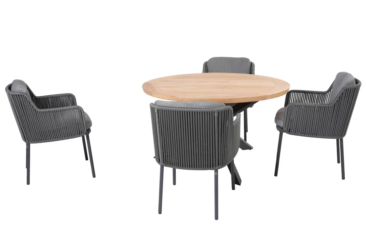 Ein runder Holztisch mit vier grauen, gepolsterten Stühlen mit vertikalen Lattenrücken und Metallbeinen, die in einem Kreis angeordnet sind - ideal als Gartenmöbel für Ihr Geschäft oder Ihr Zuhause, das den von Rostock inspirierten Stil in jede Umgebung bringt.