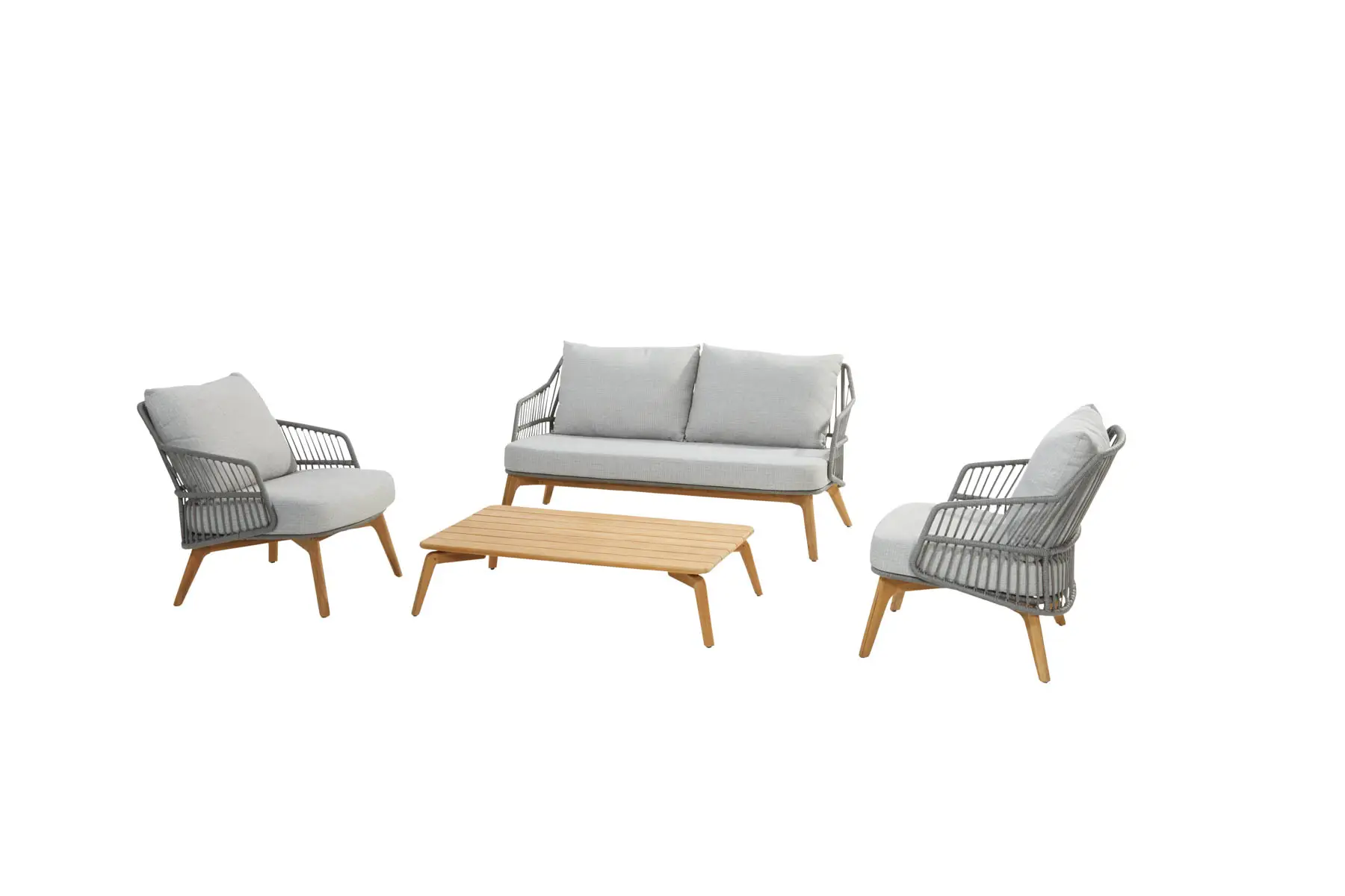 Ein modernes Gartenmöbel-Set mit zwei grauen gepolsterten Stühlen, einem passenden Zweisitzer-Sofa und einem rechteckigen Couchtisch aus Holz - alles im minimalistischen 4SO-Design vor weißem Hintergrund.