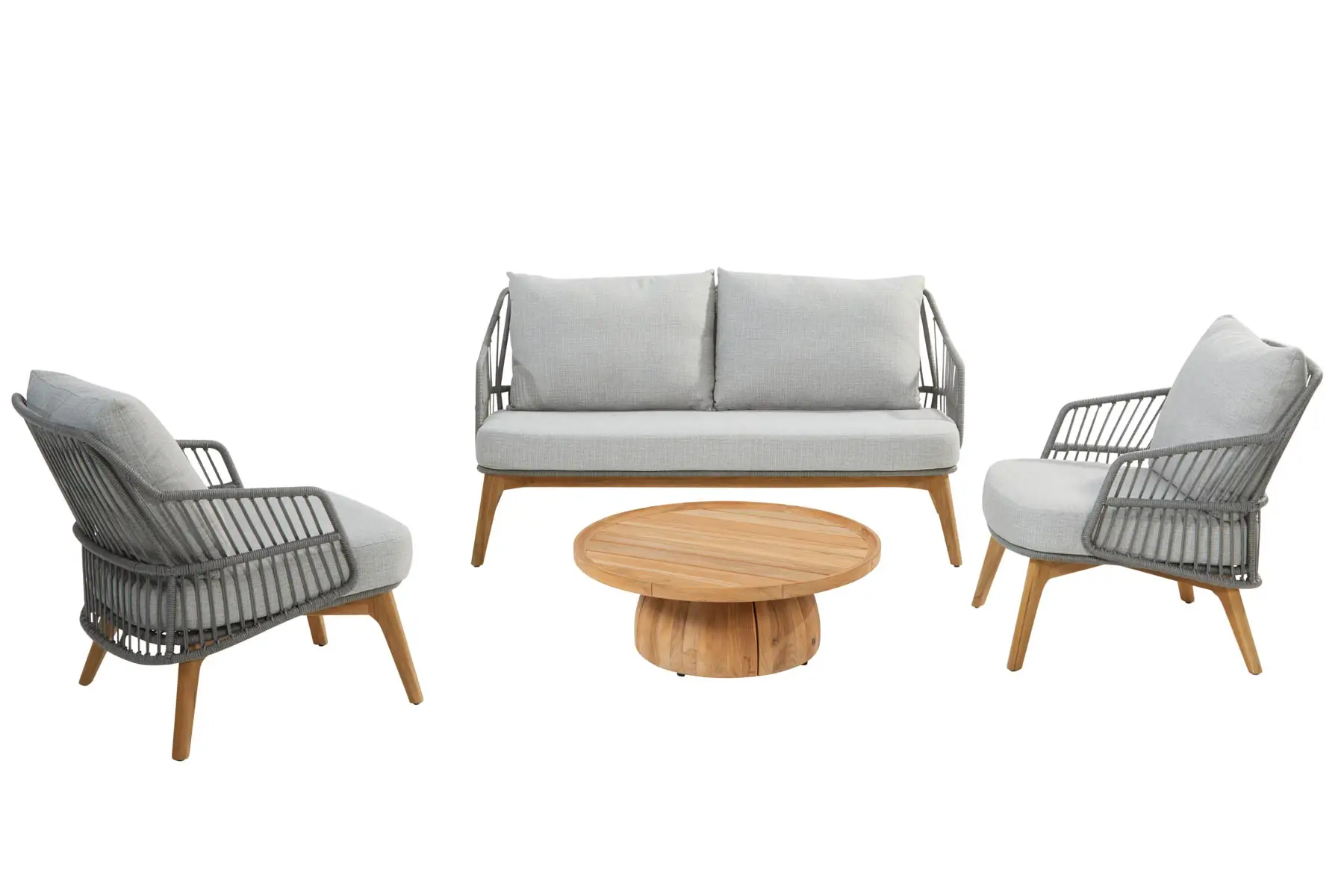 Ein modernes Outdoor-Möbelset von 4SO Rostock mit zwei grauen gepolsterten Sesseln, einer passenden Couch und einem runden Couchtisch aus Holz - perfekt für Ihr Geschäft oder Ihr Zuhause, alles vor einem strahlend weißen Hintergrund.