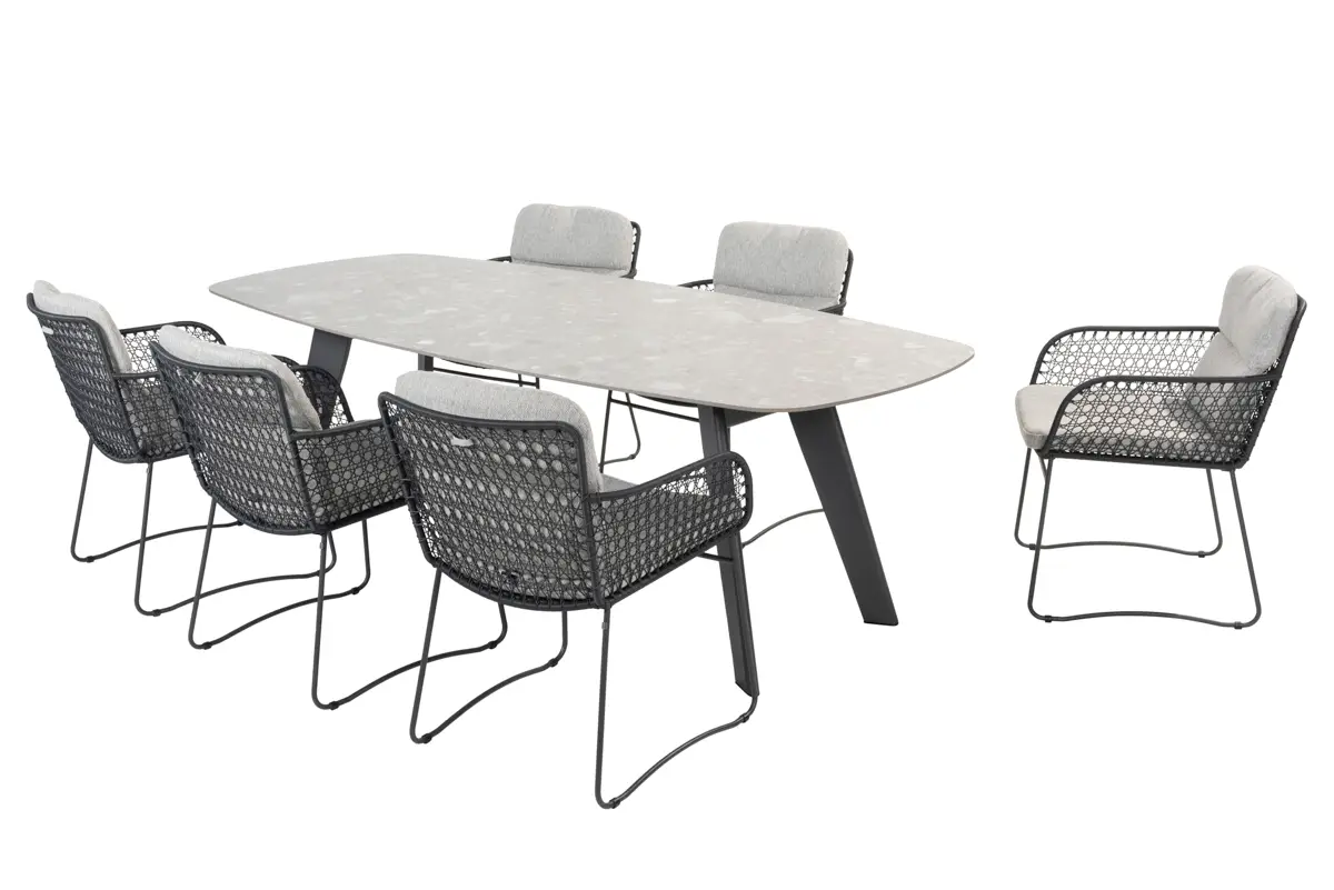 Dieses moderne Gartenmöbel von 4SO besteht aus einem rechteckigen grauen Tisch und sechs passenden Stühlen mit geflochtenen Rückenlehnen, Armlehnen und hellen gepolsterten Sitzen, die alle auf einem weißen Hintergrund stehen.