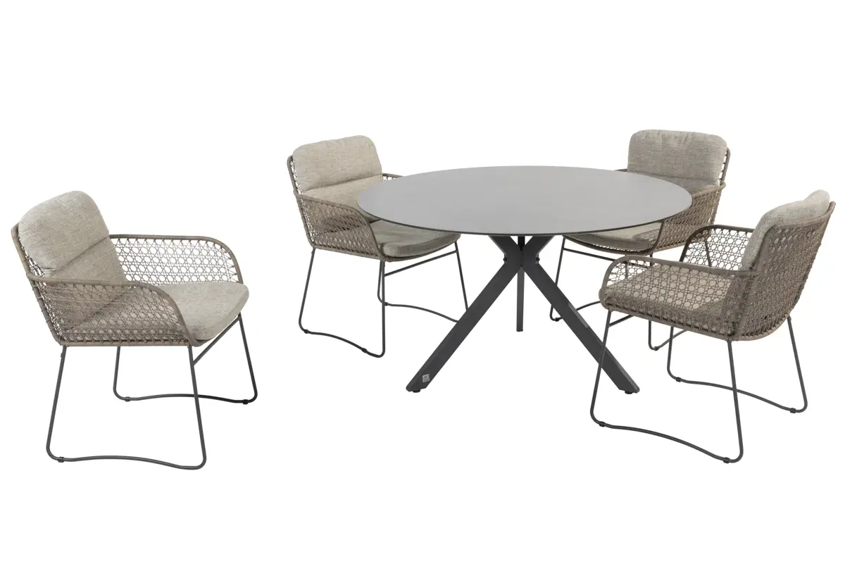 Das moderne Outdoor-Essset von 4SO besteht aus einem runden grauen Tisch und vier gepolsterten Stühlen mit geflochtenen Rückenlehnen und Metallbeinen - die perfekten Gartenmöbel für stilvolle Zusammenkünfte.