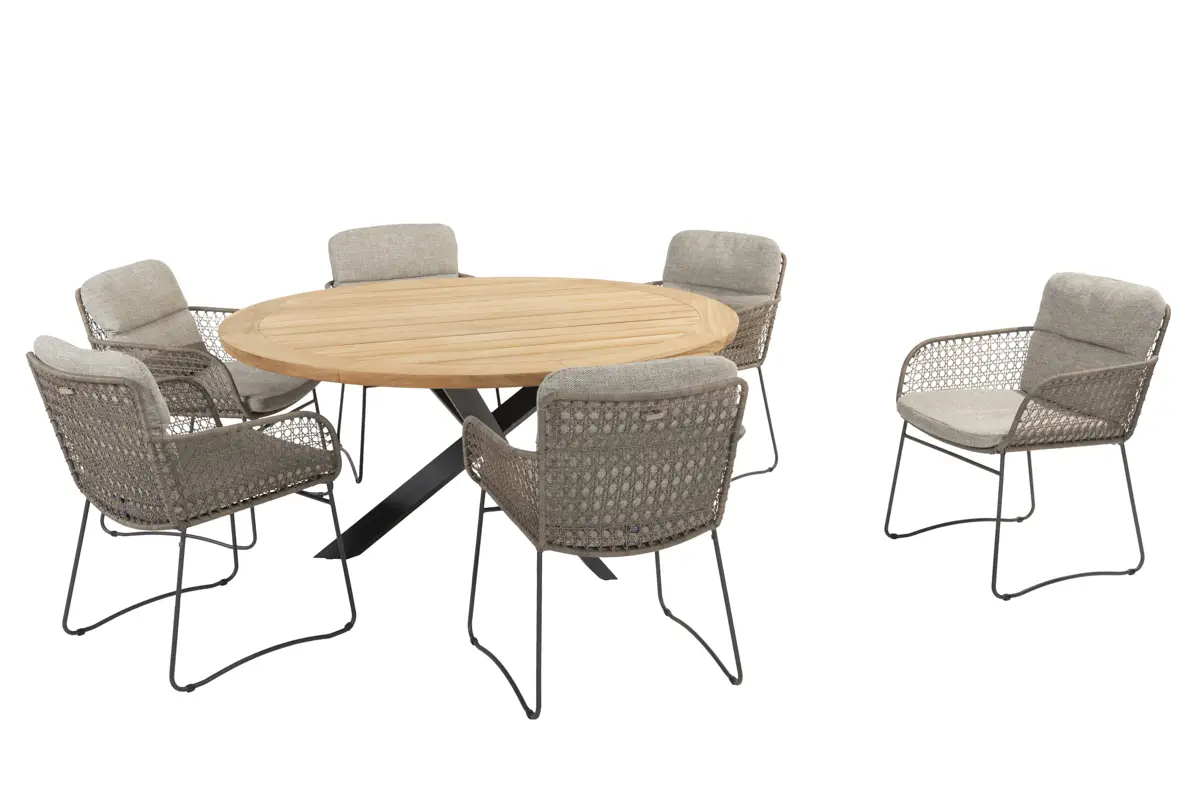 Ein runder 4SO-Holztisch mit schwarzem Metallgestell, umgeben von sechs Gartenmöbel-Stühlen mit leichten Polstern und geflochtenen Rückenlehnen und Seiten. Der Hintergrund ist einfarbig weiß.