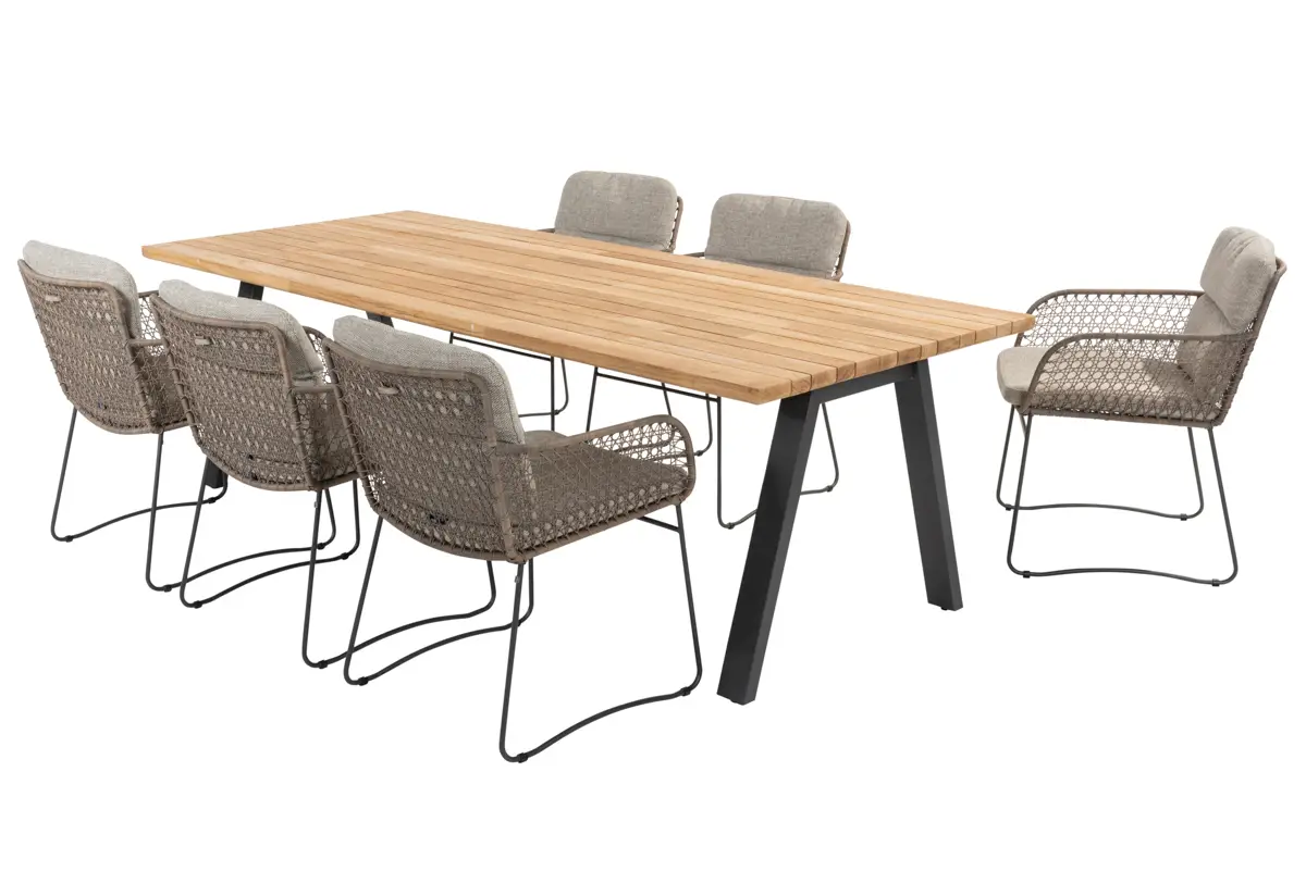Ein rechteckiger Esstisch aus Holz mit schwarzen Metallbeinen, umgeben von sechs grauen Gartenmöbel-Geflechtstühlen mit Kissen, drei auf jeder Längsseite angeordnet. Perfekt für stilvolle Mahlzeiten im Freien von 4SO.