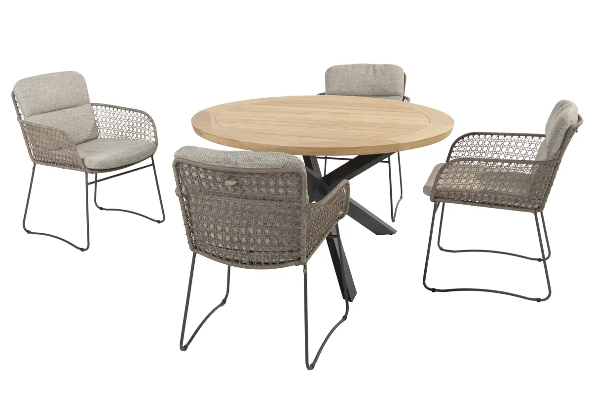 Ein runder Holztisch mit schwarzen Metallbeinen wird von vier Korbstühlen mit hellgrauen Polstern und Metallrahmen umgeben. Dieses 4SO Gartenmöbel-Set schafft einen stilvollen, modernen Look vor einem weißen Hintergrund.