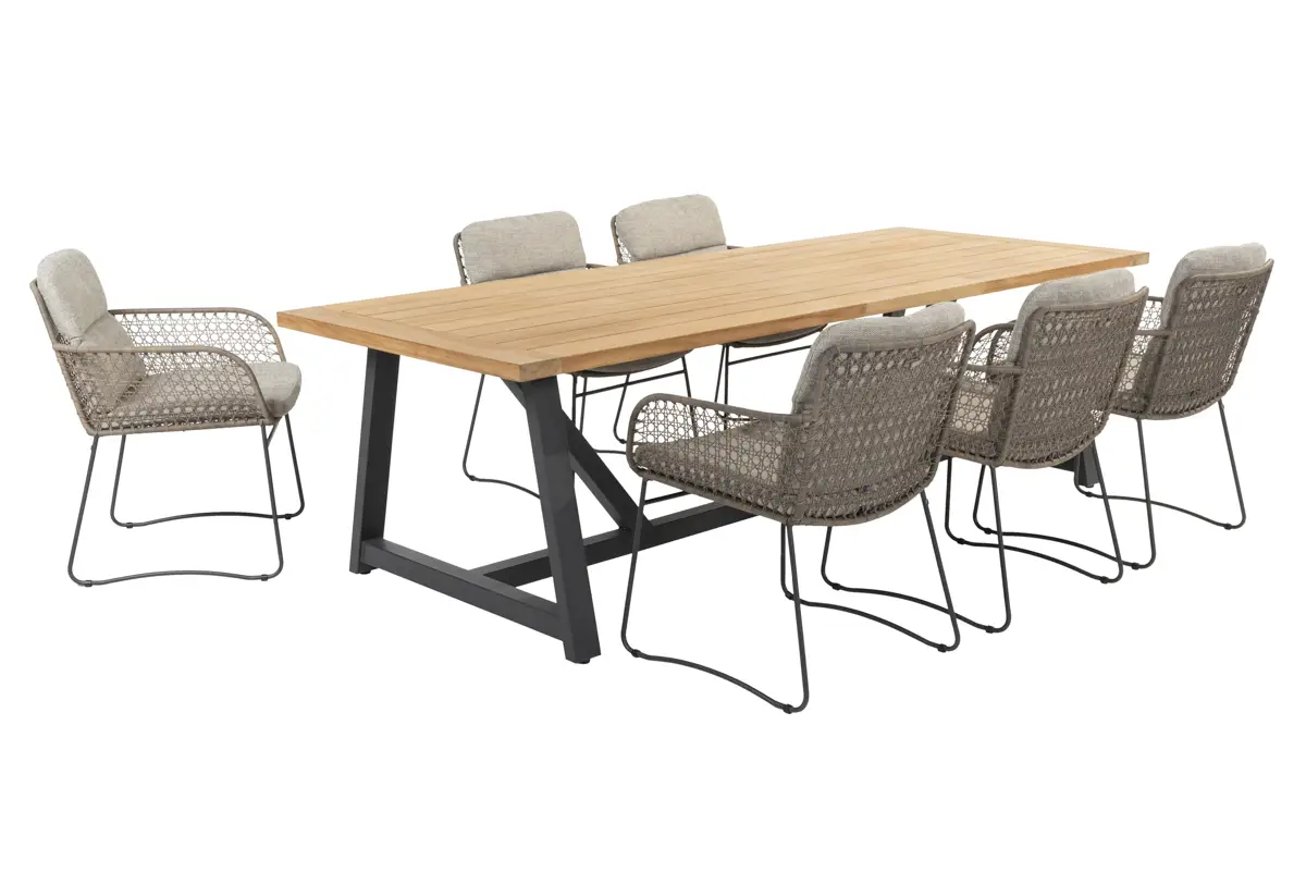 Ein rechteckiger Esstisch aus Holz mit schwarzem Metallgestell, umgeben von sechs beigefarbenen gepolsterten Korbstühlen mit Metallbeinen - die perfekten Gartenmöbel von 4SO für stilvolle Mahlzeiten im Freien.