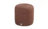 Der Muffin Fußhocker Rope in Terrakotta, ein rund gestrickter Hocker mit Strukturmuster, steht neben modernen 4SO Gartentischen vor einem weißen Hintergrund.