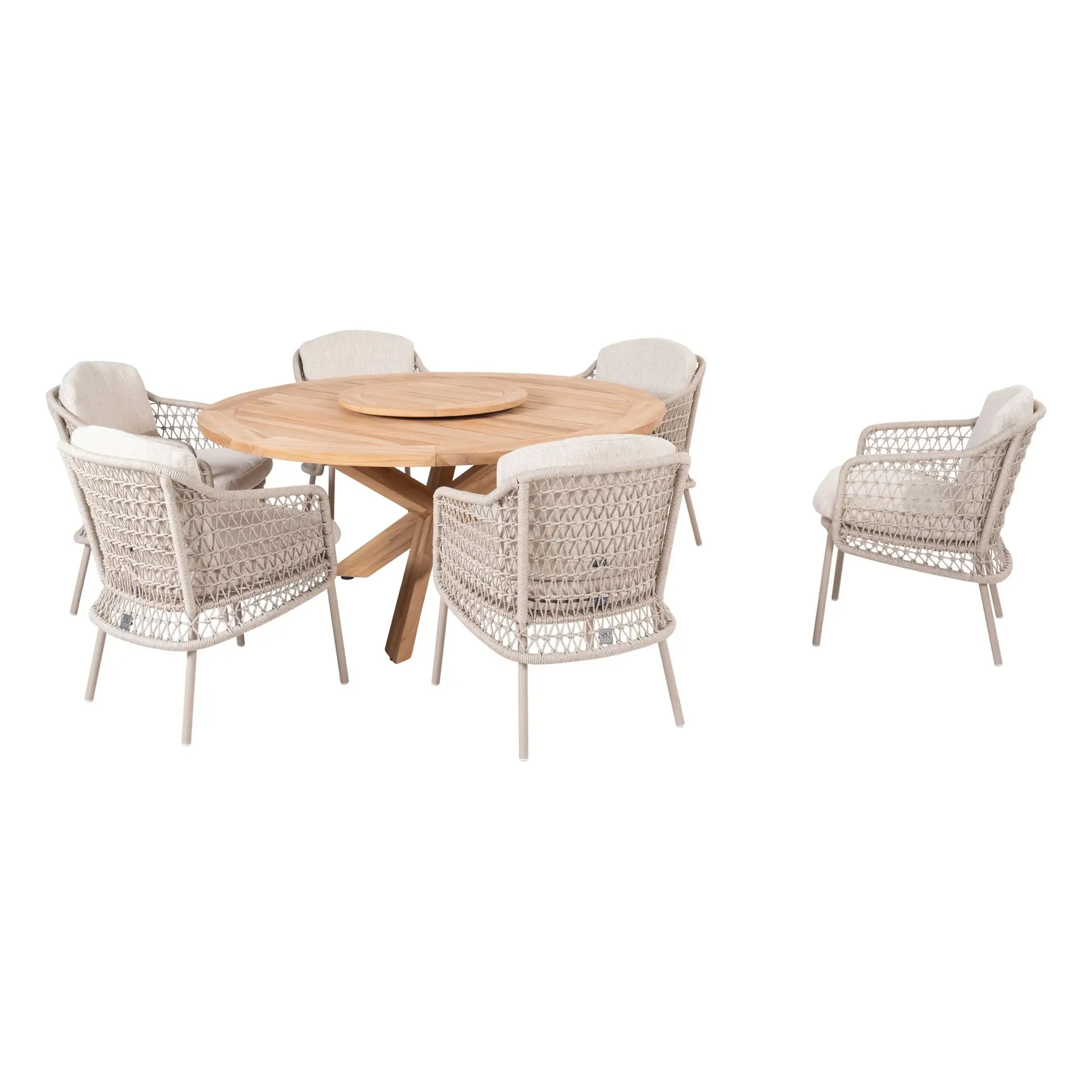 Ein runder, hölzerner Gartentische mit Lazy Susan ist umgeben von sechs gepolsterten Puccini Dining-Stuhl Gartenstuhl Sesseln mit leichten Gestellen und Polstern, die auf einem weißen Hintergrund angeordnet sind.