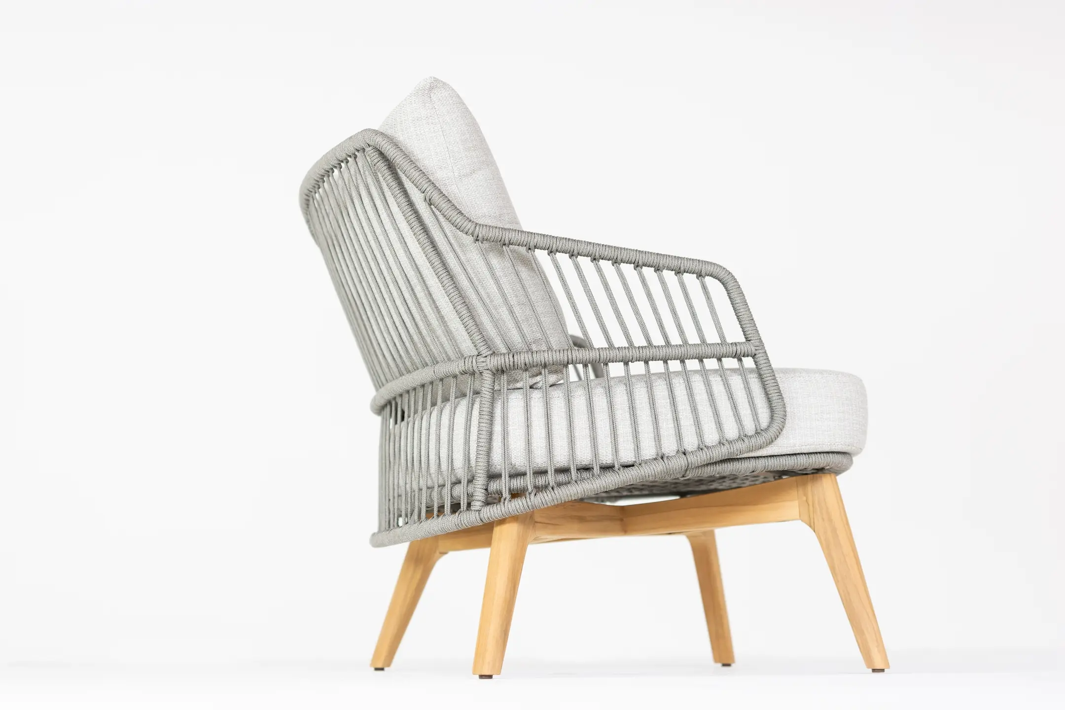 Sempre lounge chair Teak with 2 cushions _01 low persp