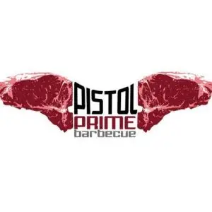 Logo für Pistol Prime Barbecue mit zwei rohen Steaks auf beiden Seiten des Textes, die einer Pistole oder Flügeln ähneln. Der Schriftzug PISTOL PRIME Barbecue ist mittig unter den Steaks platziert, wodurch ein gewagtes Design entsteht, das perfekt für Gartenmöbel-Liebhaber ist.