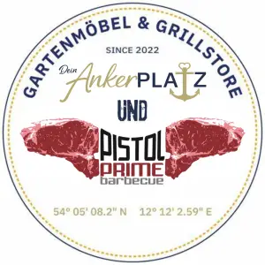 Rundes Logo für den „Grillkurs mit Fleischermeister Stefan Pistol“ mit Fleischstücken, einem Anker und Koordinaten am unteren Rand. Gartenmöbel und Grills kaufen in Rostock, Mecklenburg-Vorpommern.