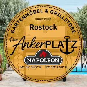 Ein großes, rundes „Napoleon Workshop“-Logo überlagert eine Grillszene am Pool in einem Gartenmöbelgeschäft in Rostock. Gartenmöbel und Grills kaufen in Rostock, Mecklenburg-Vorpommern.