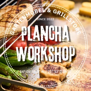 Gegrilltes Gemüse und Fleisch brutzeln auf einem Plancha-Grill, über dem der Text "Plancha Workshop" steht. Gartenmöbel und Grills kaufen in Rostock, Mecklenburg-Vorpommern.