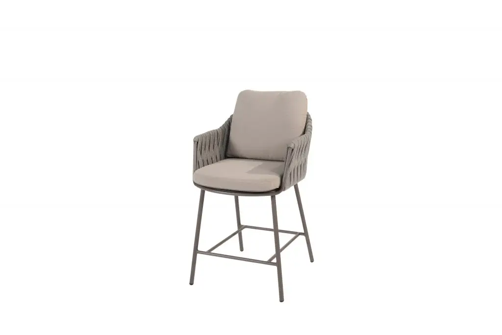 Moderner Sessel mit beigen Kissen, geflochtenen Seiten und Metallbeinen - passt gut zum Cannes High Dining Stuhl. Gartenmöbel und Grills kaufen in Rostock, Mecklenburg-Vorpommern.