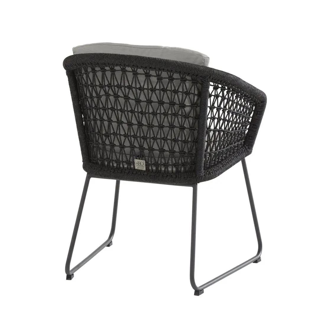 Mila Dining Stuhl: Schwarzer Flechtstuhl mit Metallbeinen, hellgraues Sitzkissen, von hinten gesehen.