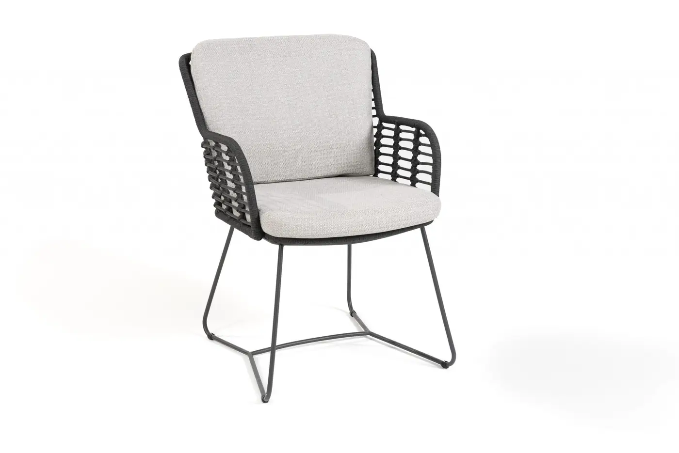 Fabrice Dining Stuhl mit hellgrauen Polstern, schwarzem Metallgestell und offenen Gitterarmlehnen auf weißem Hintergrund.