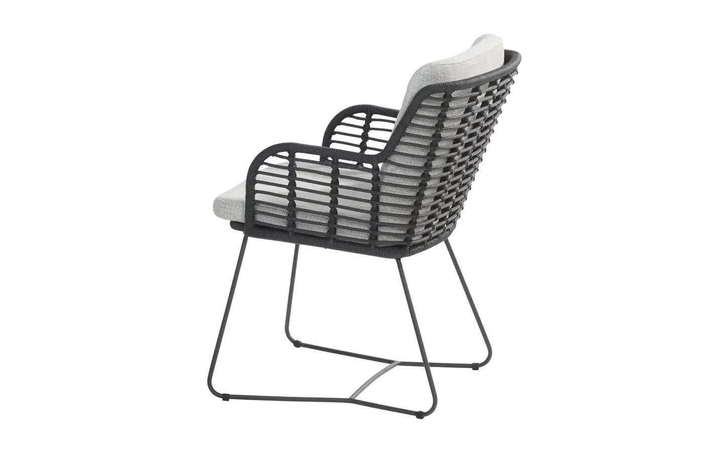 Fabrice Dining Stuhl: schwarzer Geflechtstuhl mit grauem Kissen, Metallbeine, Rückansicht auf weißem Hintergrund.