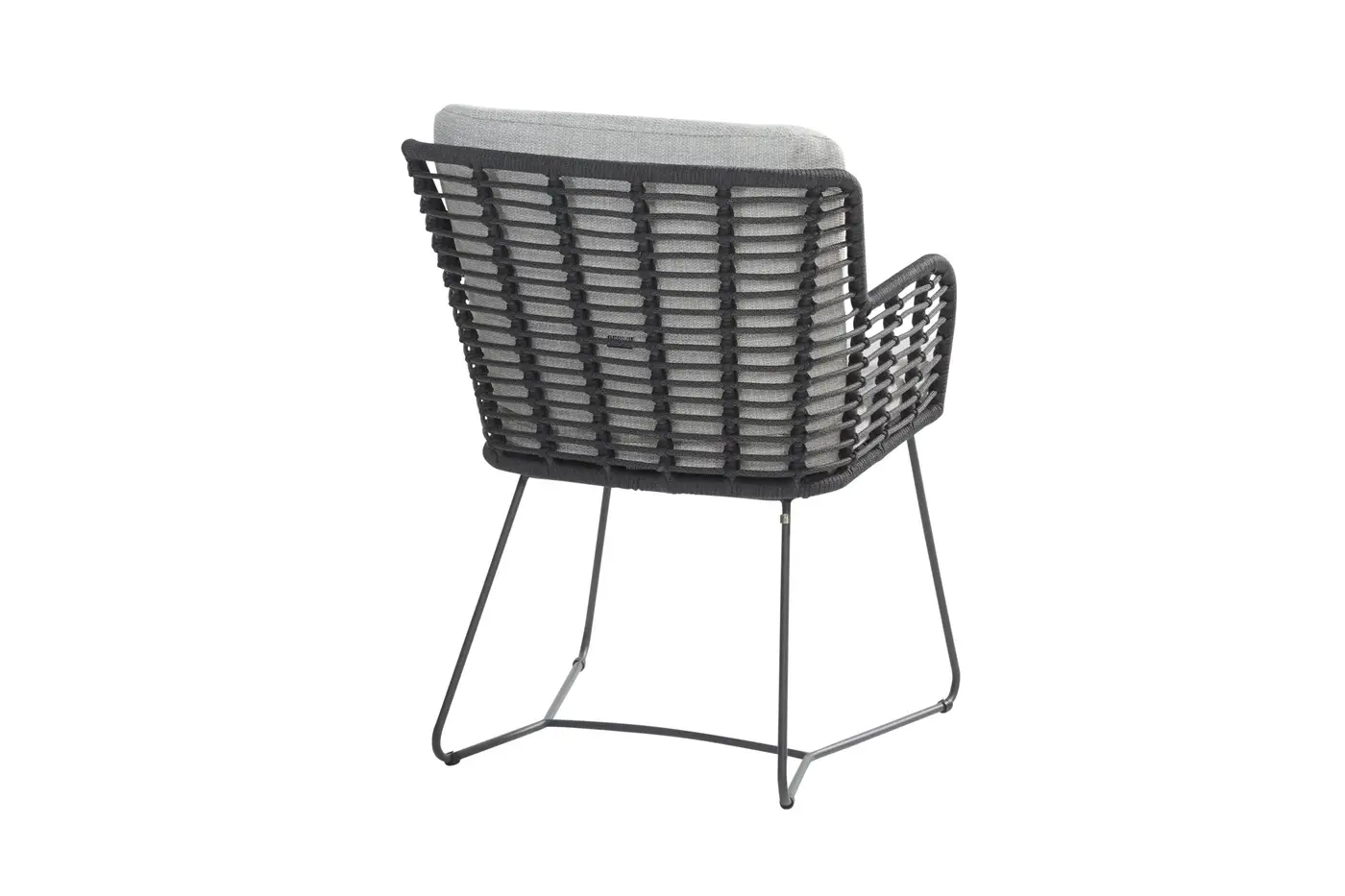 Fabrice Dining Stuhl: schwarzes Metallgestell, geflochtene Rückenlehne und hellgraues Kissen, von hinten gesehen.