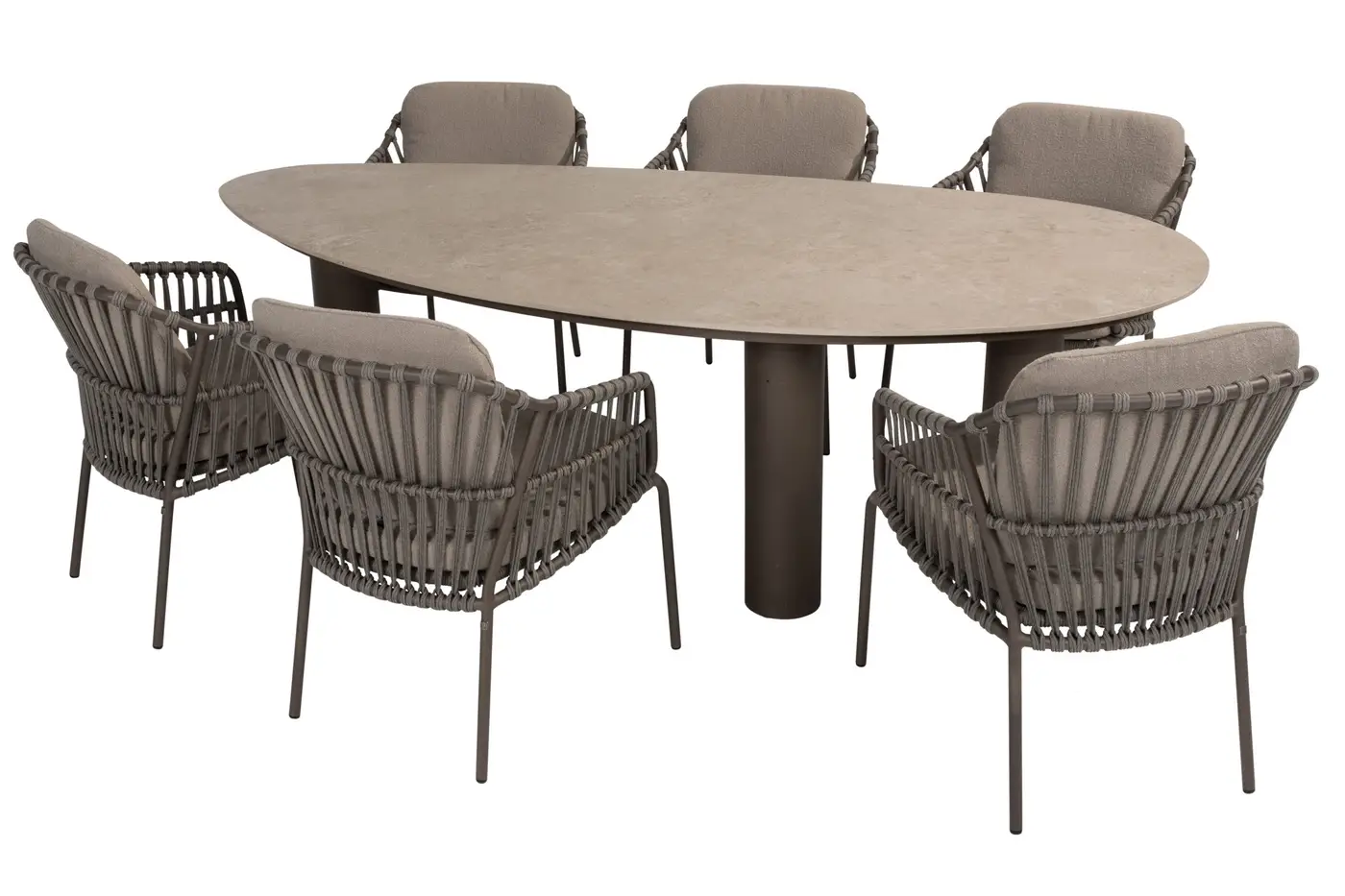 Das Capalbio Dining Stuhlset besteht aus einem ovalen Tisch mit sechs gepolsterten, geflochtenen Sesseln in neutralen Farbtönen.