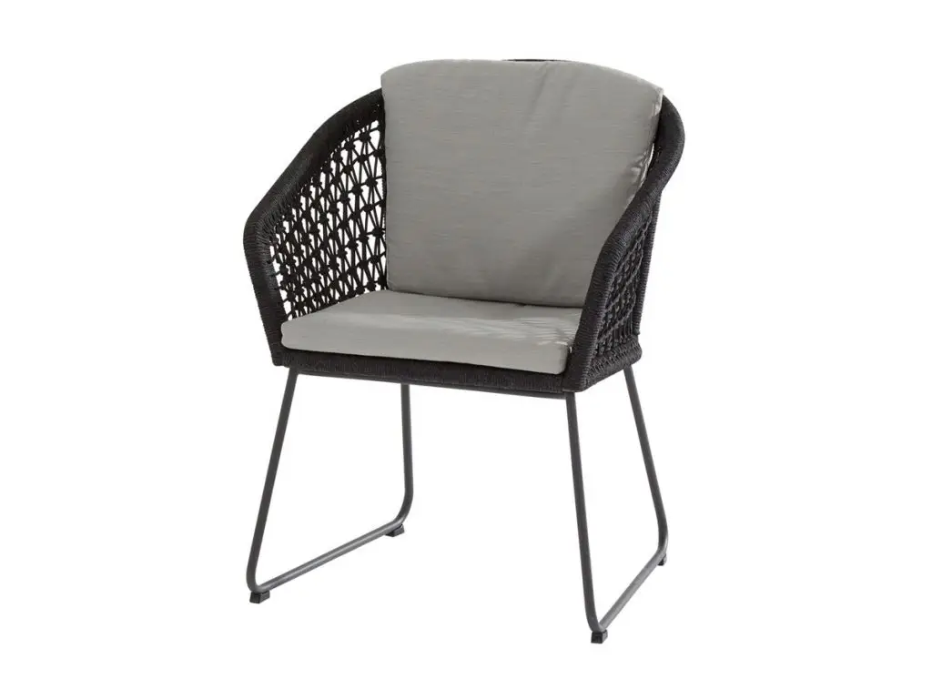 Der Mila Dining Stuhl zeichnet sich durch ein modernes Design mit einem schwarzen geflochtenen Rahmen, grauen Sitz- und Rückenkissen und schwarzen Metallkufen aus.