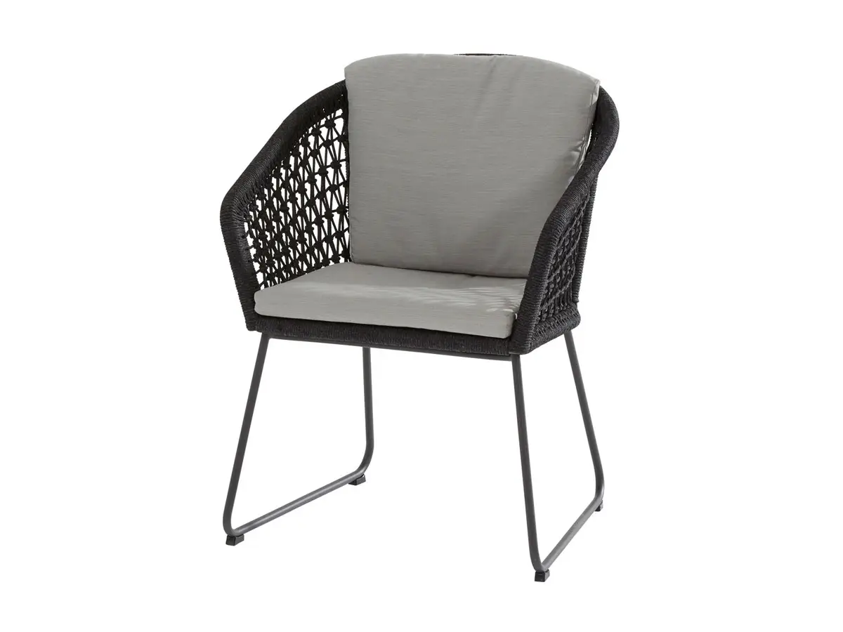Der Mila Dining Stuhl zeichnet sich durch ein modernes Design mit einem schwarzen geflochtenen Rahmen, grauen Sitz- und Rückenkissen und schwarzen Metallkufen aus.