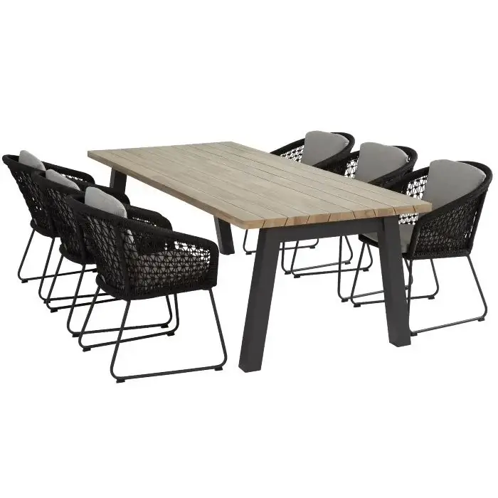 Mila Dining Stuhl: Rechteckiger Holztisch mit sechs schwarzen Mila-Stühlen, jeweils mit hellgrauem Sitzkissen.