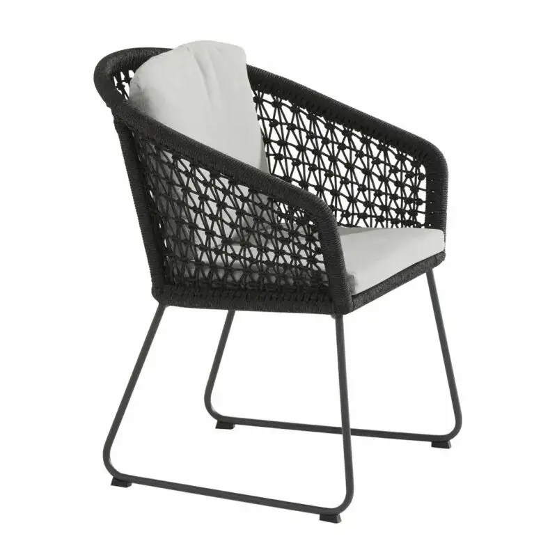 Mila Dining Stuhl: Schwarzer Geflechtsessel mit weißen Polstern, Metallgestell und offenem Gitterdesign.