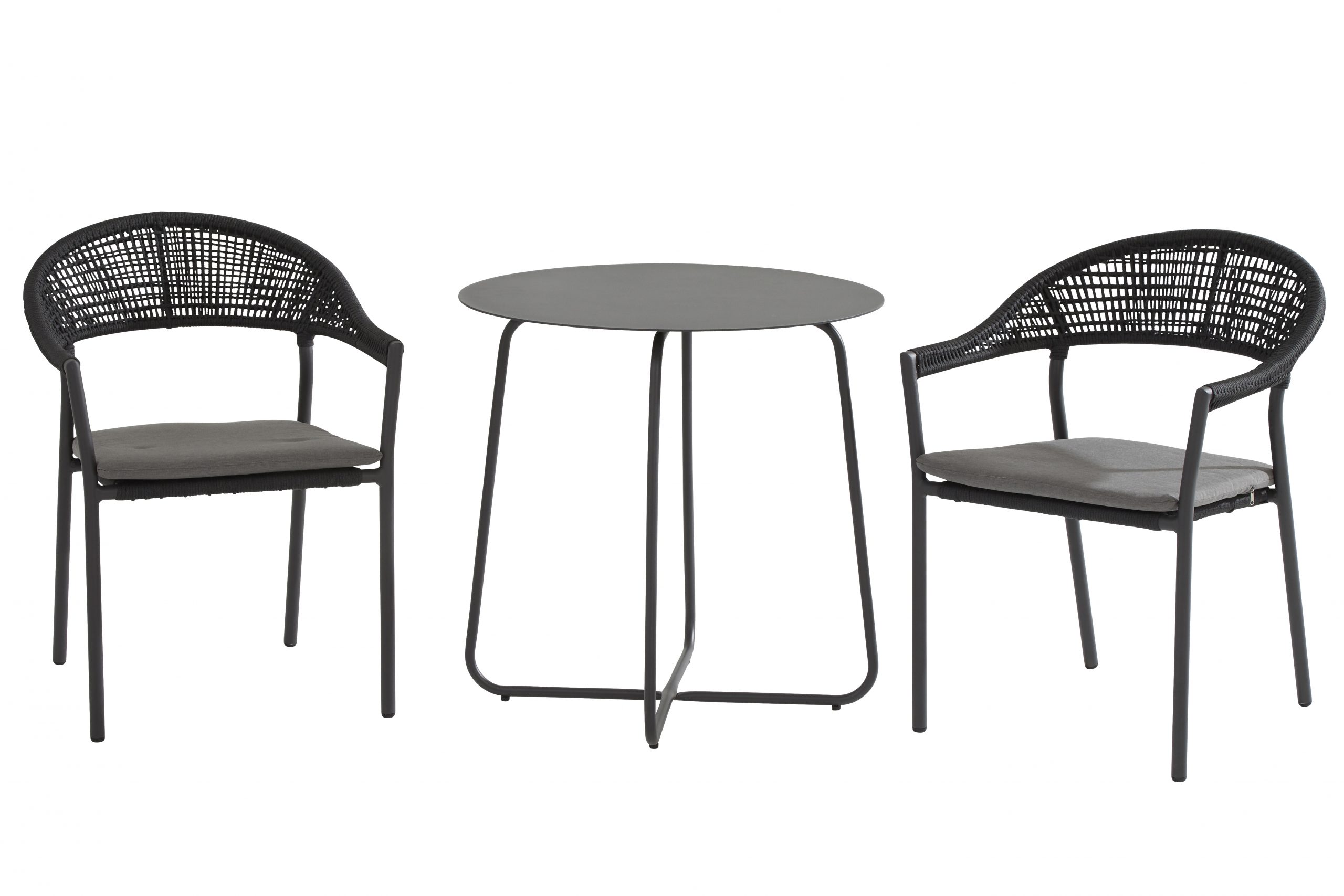 Zwei schwarze Sienna Stapelstühle mit Kissen und ein runder schwarzer Metalltisch auf weißem Hintergrund.