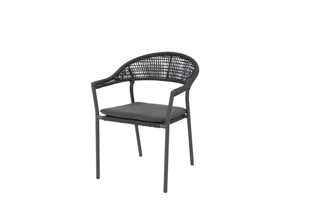 Schwarzer Korbstuhl Sienna Stapelstuhl mit geschwungener Rückenlehne und dunklem Sitzkissen, auf weißem Hintergrund.