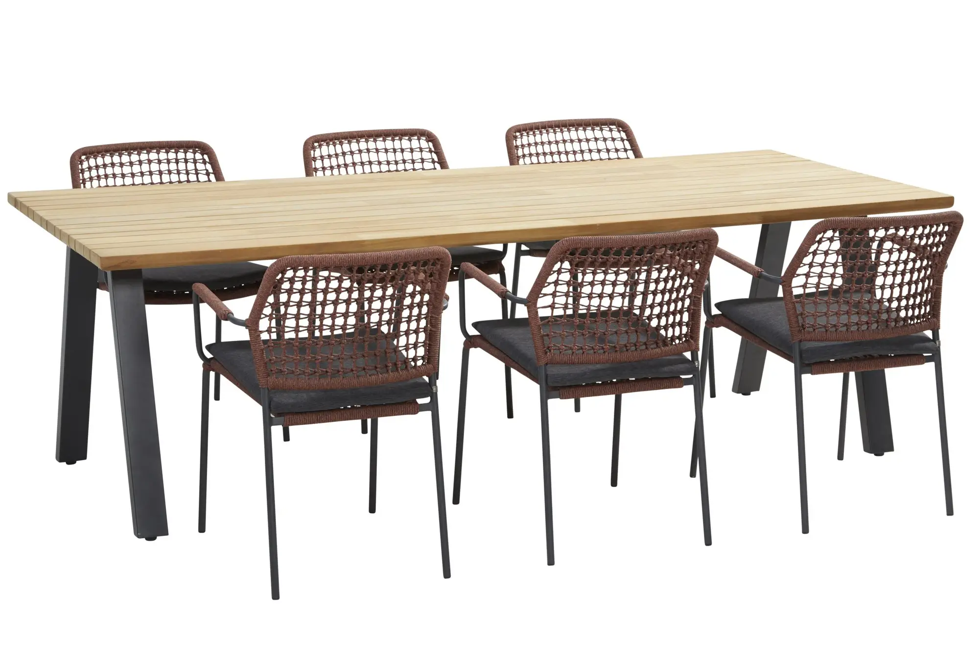 Ein rechteckiger Esstisch aus Holz mit schwarzen Metallbeinen, umgeben von sechs Barista Dining Stuhl Stühlen in braunem Geflecht und schwarzen Sitzkissen.