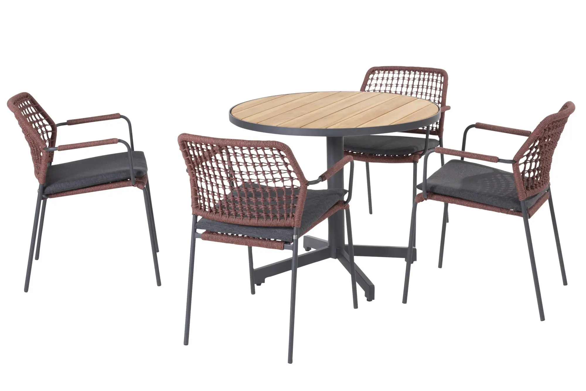 Das Barista Dining Stuhl-Set besteht aus einem runden Holztisch mit Metallgestell, umgeben von vier modernen Stühlen mit rotbraunen geflochtenen Rücken- und Armlehnen, schwarzen Polstern und Metallbeinen - ideal für den Innen- und Außenbereich.