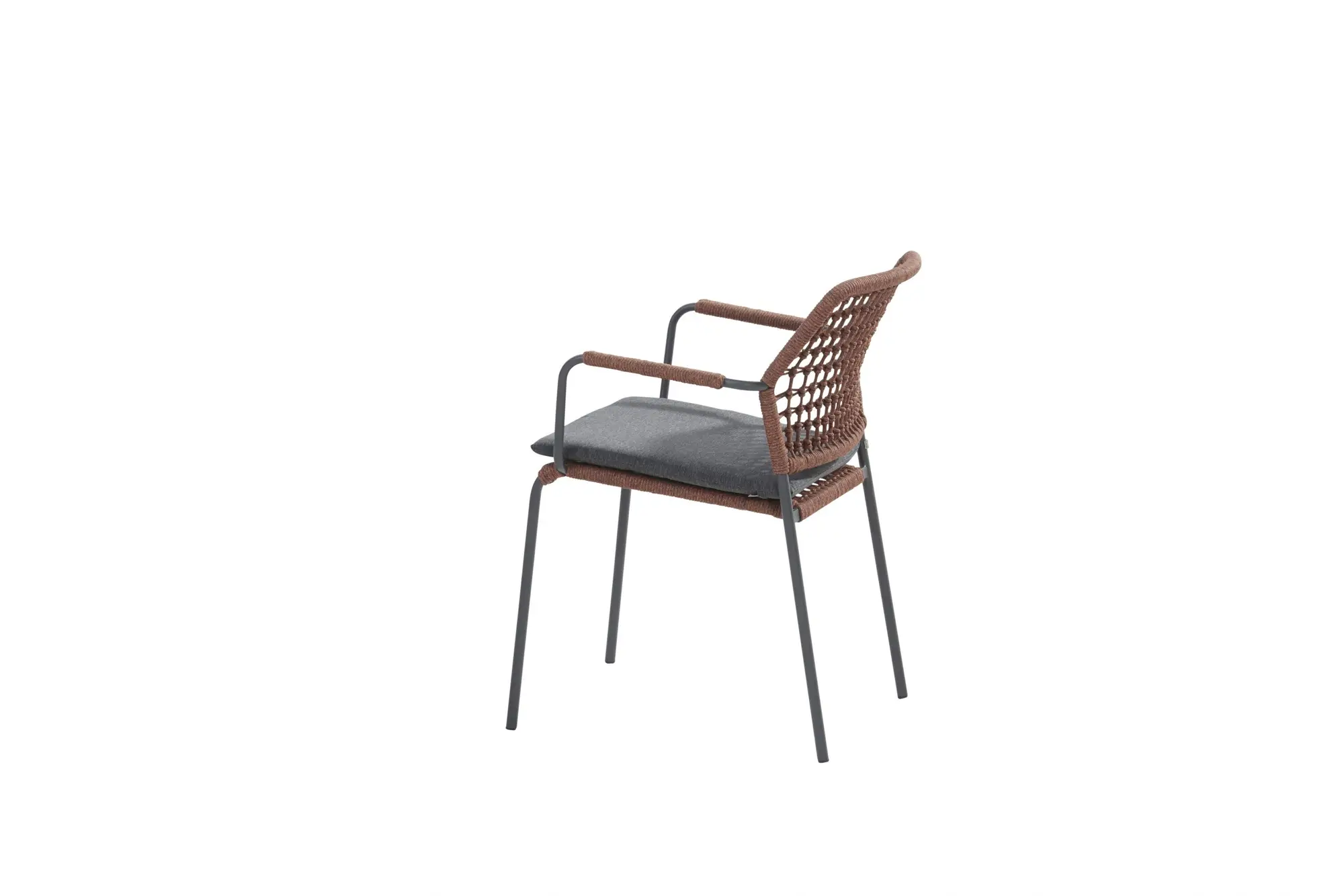Der Barista Dining Stuhl zeichnet sich durch ein modernes Design mit geflochtener brauner Rückenlehne und Armlehnen, dunkelgrauem Sitzkissen und schwarzem Metallgestell auf weißem Hintergrund aus.