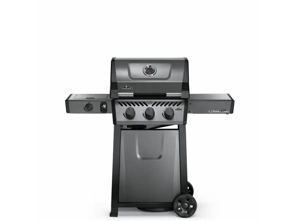 Napoleon Freestyle® 365 Gasgrill in Schwarz und Silber mit drei Knöpfen, Seitenablagen und zwei Rädern auf weißem Hintergrund.