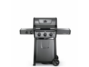 Napoleon Freestyle® 365 Gasgrill in Schwarz und Silber mit drei Knöpfen, Seitenablagen und zwei Rädern auf weißem Hintergrund.