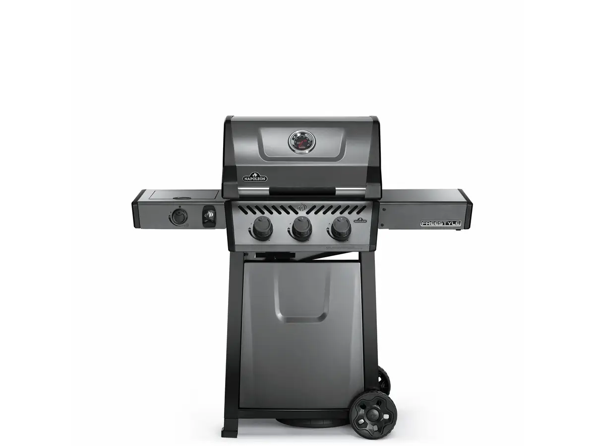 Napoleon Freestyle® 365 Gasgrill in Schwarz und Silber mit drei Knöpfen, Seitenablagen und zwei Rädern auf weißem Hintergrund.