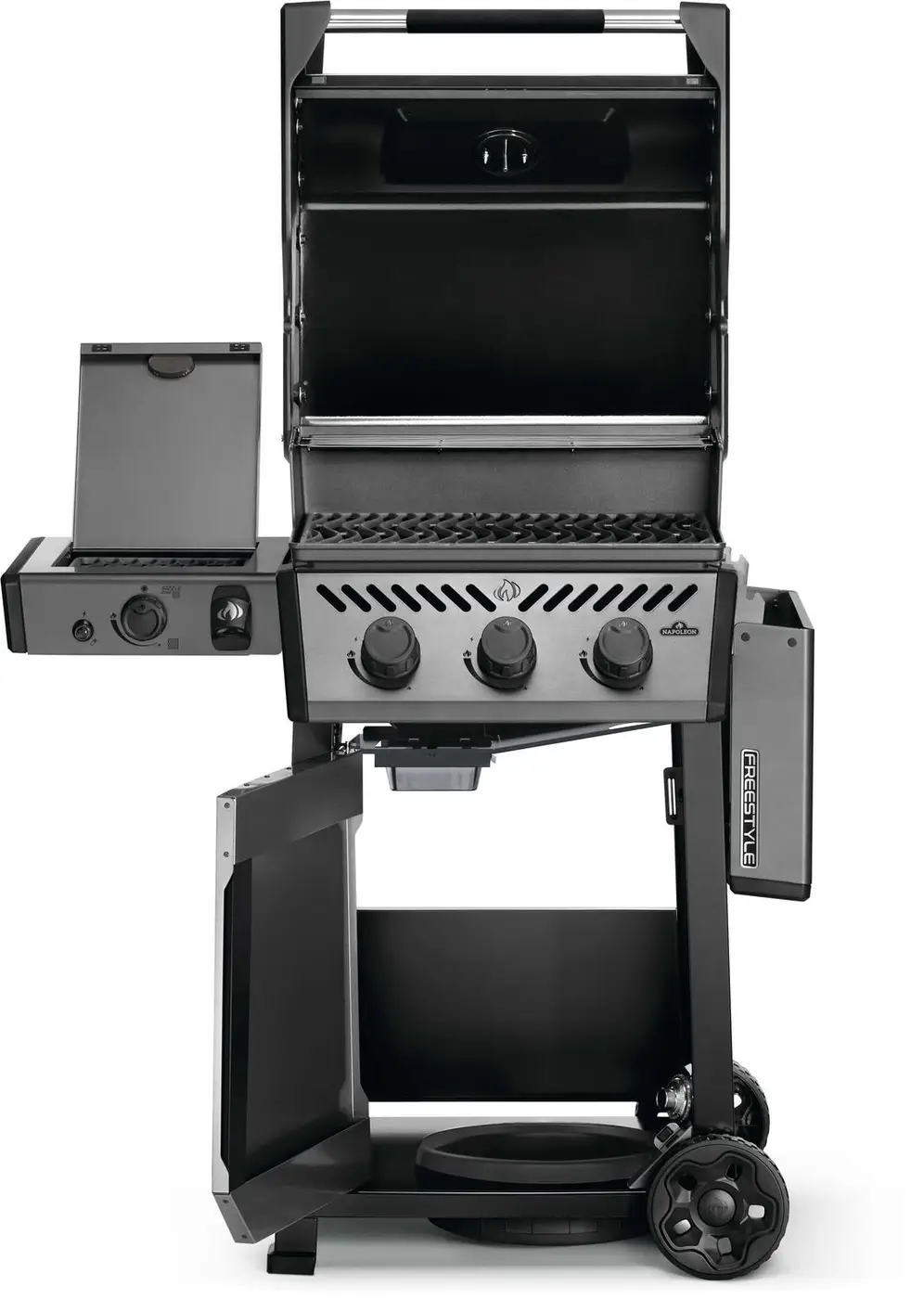 Der Napoleon Freestyle® 365 ist ein schwarz-silberner Gasgrill mit drei Drehknöpfen, Seitenbrenner, offenem Deckel und Ablage darunter.
