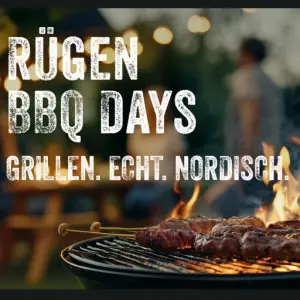 Ein Grill mit aufgespießtem Fleisch steht im Mittelpunkt, während Menschen an einem Picknicktisch in einer festlichen Umgebung im Freien sitzen. In fetter weißer Schrift steht: Rügen BBQ Days | Grillkurs Premium Spezial mit BBQ-Weltmeister Marco Greulich.